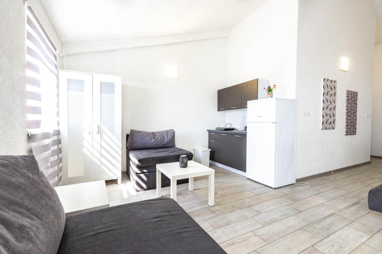 Villa Apartments Anifil Novalja Ngoại thất bức ảnh