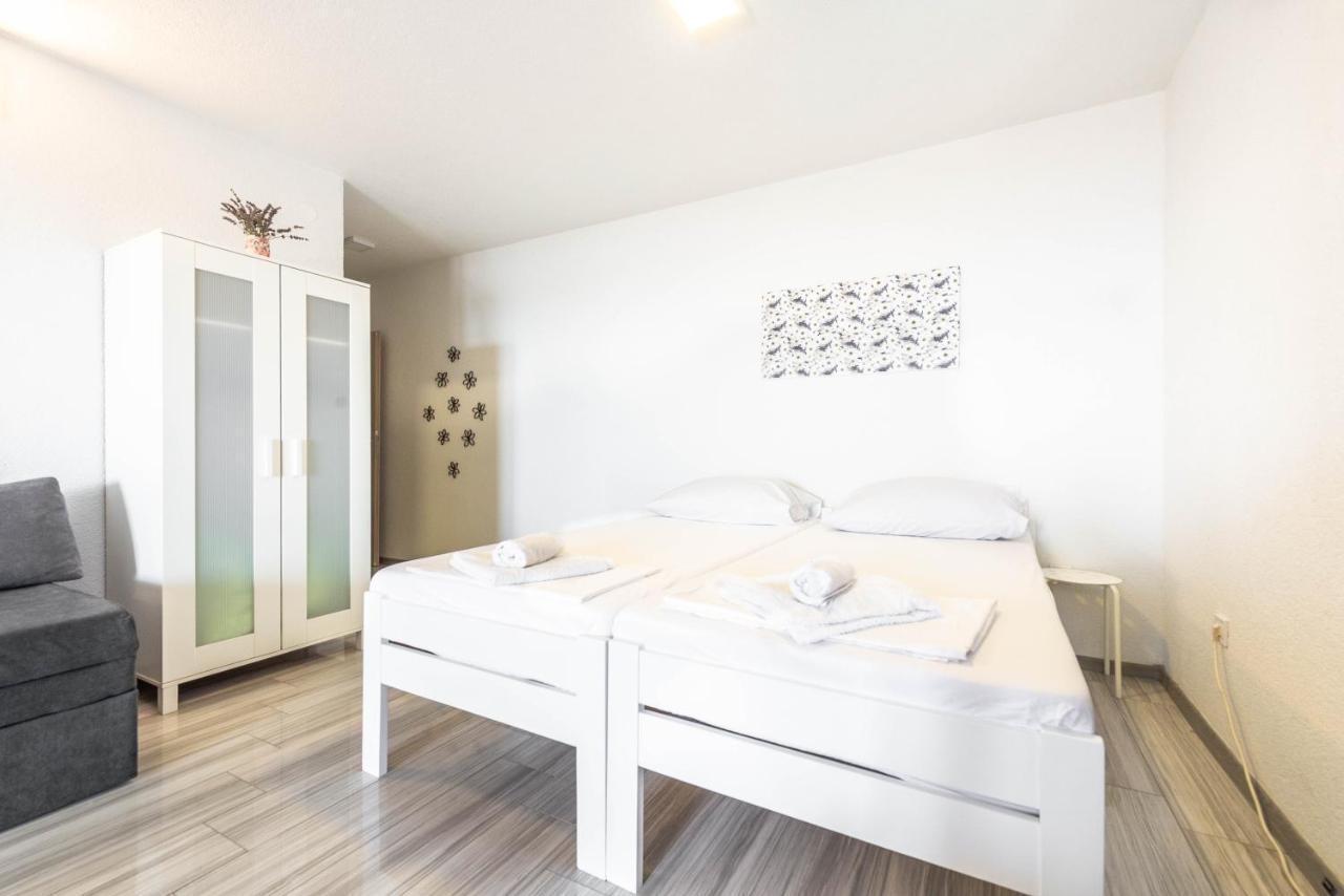 Villa Apartments Anifil Novalja Ngoại thất bức ảnh